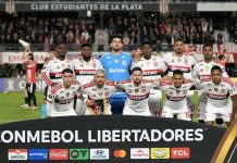 Flamengo enfrenta Estudiantes em La Plata pela ida da semifinal da Libertadores Time titular do Flamengo posando para foto oficial antes da partida contra o Estudiantes em La Plata, válido pela semifinal da Copa Libertadores da América.