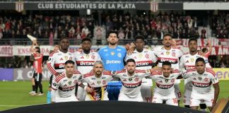 Flamengo enfrenta Estudiantes em La Plata pela ida da semifinal da Libertadores Time titular do Flamengo posando para foto oficial antes da partida contra o Estudiantes em La Plata, válido pela semifinal da Copa Libertadores da América.