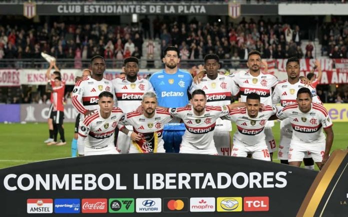 Time titular do Flamengo posando para foto oficial antes da partida contra o Estudiantes em La Plata, válido pela semifinal da Copa Libertadores da América.