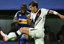 Vasco busca vaga na final da Sul-Americana após 26 anos diante do Boca Juniors Partida entre Vasco e Boca Juniors mostra disputa de bola entre jogadores no estádio, representando o confronto decisivo da semifinal da Sul-Americana.