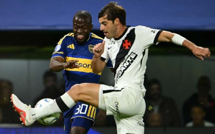 Partida entre Vasco e Boca Juniors mostra disputa de bola entre jogadores no estádio, representando o confronto decisivo da semifinal da Sul-Americana.