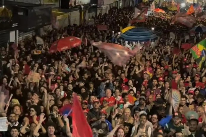 expresso-93ae7961f57e3c7772dd380f Multidão participa de ato político pró-re eleição do presidente Lula nas ruas centrais de Osasco.
