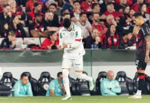 Murilo destaca identidade resiliente do Palmeiras sob comando de Abel Ferreira Jogador do Palmeiras comemorando gol durante partida contra Athletico-PR na Arena da Baixada