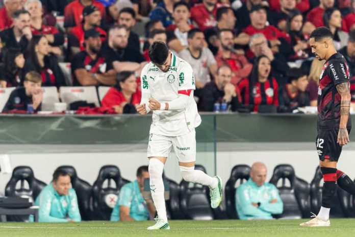 Jogador do Palmeiras comemorando gol durante partida contra Athletico-PR na Arena da Baixada