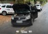 Polícia Militar recupera carro roubado em Itapevi e identifica suspeitos adolescentes Veículo roubado recuperado pela Polícia Militar em Itapevi durante patrulhamento na Estrada das Piteiras, com viaturas policiais no local.