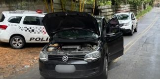 Polícia Militar recupera carro roubado em Itapevi e identifica suspeitos adolescentes Veículo roubado recuperado pela Polícia Militar em Itapevi durante patrulhamento na Estrada das Piteiras, com viaturas policiais no local.