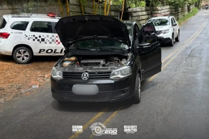 Veículo roubado recuperado pela Polícia Militar em Itapevi durante patrulhamento na Estrada das Piteiras, com viaturas policiais no local.