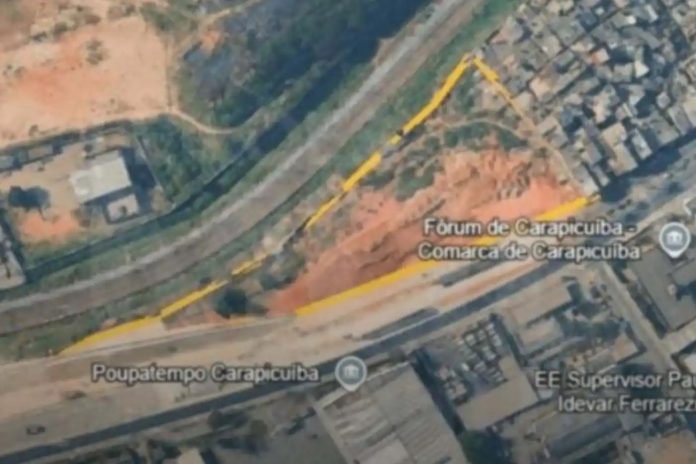 Imagem aérea mostra o terreno da Prefeitura de Carapicuíba, localizado em frente ao Fórum, disponível para leilão com lance inicial superior a R$ 11 milhões.
