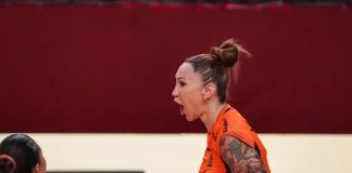 Atleta Tifanny Abreu e Osasco Vôlei recorrem à Justiça para garantir participação na Superliga Tifanny Abreu durante partida vestindo uniforme do Osasco São Cristóvão Saúde, demonstrando emoção em quadra.