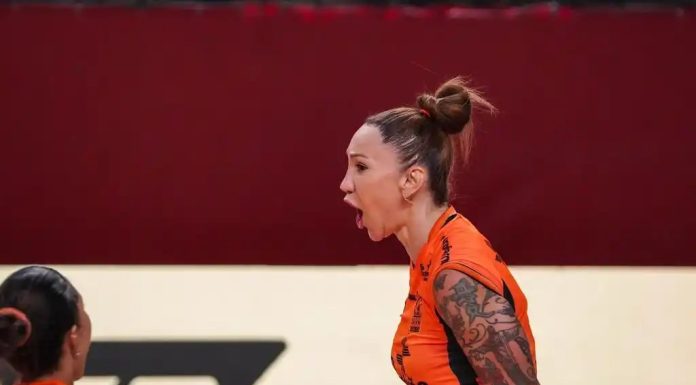 Atleta Tifanny Abreu e Osasco Vôlei recorrem à Justiça para garantir participação na Superliga Tifanny Abreu durante partida vestindo uniforme do Osasco São Cristóvão Saúde, demonstrando emoção em quadra.
