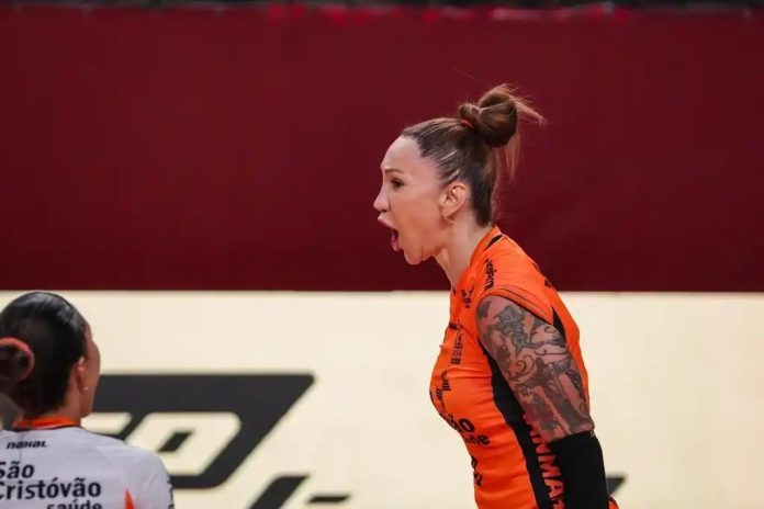 Tifanny Abreu durante partida vestindo uniforme do Osasco São Cristóvão Saúde, demonstrando emoção em quadra.