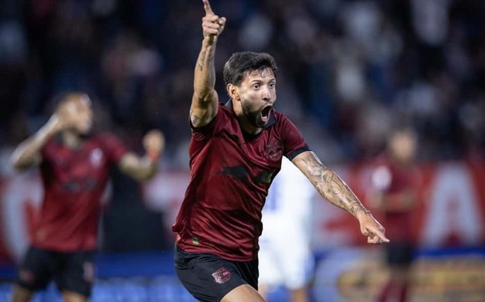 Jogador do Red Bull Bragantino comemora gol durante partida contra o Cruzeiro no Campeonato Brasileiro de 2026.