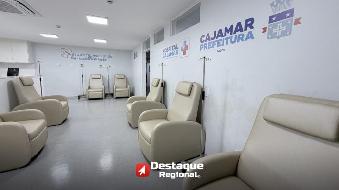Nova sala de medicação do Hospital Municipal de Cajamar após reformas e melhorias, mostrando poltronas e ambiente preparado para pacientes e atendimento