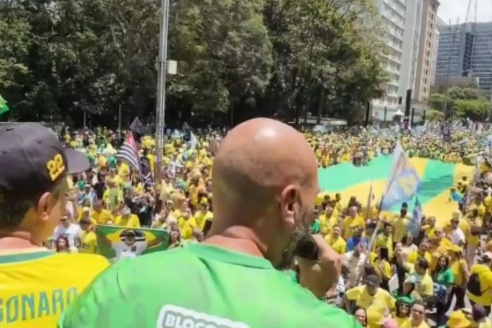 expresso-9e8bf86c42f01545948eca74 Manifestação na Avenida Paulista em São Paulo com participação do prefeito de Osasco, Gerson Pessoa, apoiando Flávio Bolsonaro em outubro de 2026.