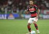 Flamengo amplia vantagem sobre Santos com gols de Danilo e Paquetá em rodada do Brasileirão Jogador Danilo em ação durante a partida Santos x Flamengo pelo Campeonato Brasileiro 2026