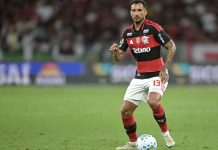 Flamengo amplia vantagem sobre Santos com gols de Danilo e Paquetá em rodada do Brasileirão Jogador Danilo em ação durante a partida Santos x Flamengo pelo Campeonato Brasileiro 2026