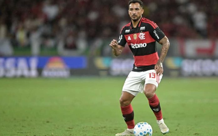 Jogador Danilo em ação durante a partida Santos x Flamengo pelo Campeonato Brasileiro 2026