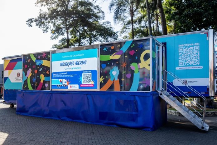 Carreta de Tecnologia estacionada no Ginásio de Esportes de Itapevi para oferta de cursos gratuitos de capacitação digital
