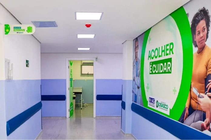 Corredor interno do Hospital Municipal Antônio Giglio após as obras de modernização e ampliação em Osasco.