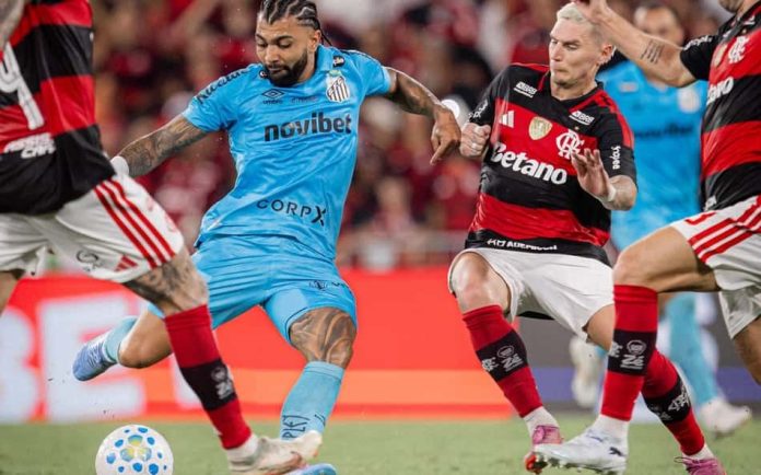 Gabigol em ação durante partida entre Santos e Flamengo no Brasileirão de 2025.
