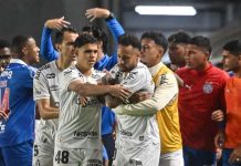 Expulsão de Neymar durante Santos e Bahia repercute na mídia europeia Neymar é contido por companheiros e adversários durante partida entre Santos e Bahia pela 32ª rodada do Brasileirão na Vila Belmiro, em 2026.