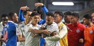 Expulsão de Neymar durante Santos e Bahia repercute na mídia europeia Neymar é contido por companheiros e adversários durante partida entre Santos e Bahia pela 32ª rodada do Brasileirão na Vila Belmiro, em 2026.