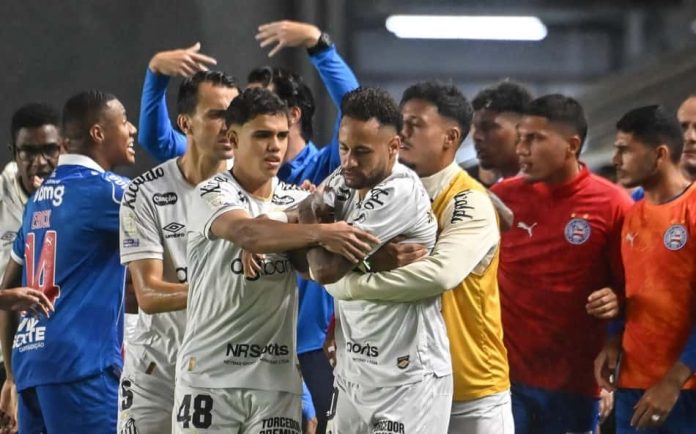 Neymar é contido por companheiros e adversários durante partida entre Santos e Bahia pela 32ª rodada do Brasileirão na Vila Belmiro, em 2026.