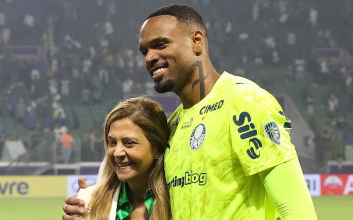 Leila Pereira e o goleiro Carlos Miguel celebram a vaga na final da Libertadores