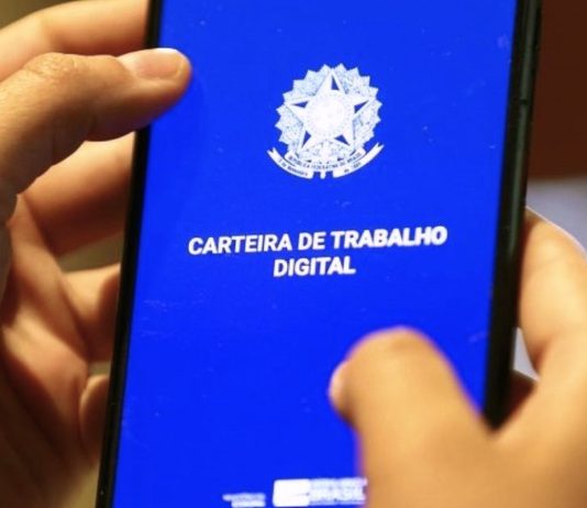 Lula defende jornada de trabalho 5×2 e critica oposição em meio a votação no Senado Aplicativo da Carteira de Trabalho Digital mostrado em celular, reforçando o tema da jornada de trabalho em discussão no Congresso Nacional.
