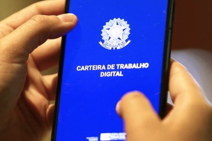 Aplicativo da Carteira de Trabalho Digital mostrado em celular, reforçando o tema da jornada de trabalho em discussão no Congresso Nacional.