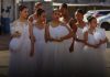 Barueri exibe gratuitamente o documentário “Passo a Passo – A História do Ballet Paraisópolis” Jovens bailarinas em trajes de balé que representam o Ballet Paraisópolis, conforme tema do documentário exibido na sessão gratuita na Praça das Artes de Barueri.
