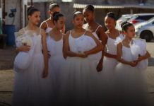 Barueri exibe gratuitamente o documentário “Passo a Passo – A História do Ballet Paraisópolis” Jovens bailarinas em trajes de balé que representam o Ballet Paraisópolis, conforme tema do documentário exibido na sessão gratuita na Praça das Artes de Barueri.