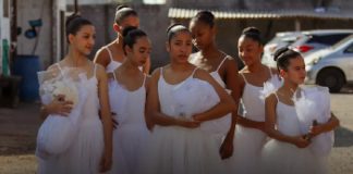 Barueri exibe gratuitamente o documentário “Passo a Passo – A História do Ballet Paraisópolis” Jovens bailarinas em trajes de balé que representam o Ballet Paraisópolis, conforme tema do documentário exibido na sessão gratuita na Praça das Artes de Barueri.