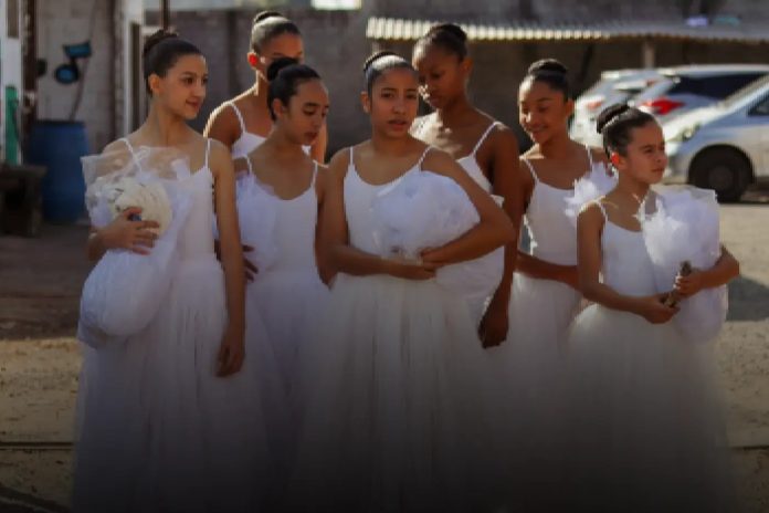 Jovens bailarinas em trajes de balé que representam o Ballet Paraisópolis, conforme tema do documentário exibido na sessão gratuita na Praça das Artes de Barueri.