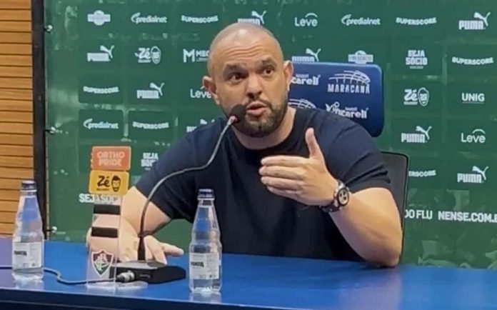 Presidente do Fluminense, Mattheus Montenegro, durante pronunciamento após derrota para o Flamengo no Maracanã.