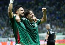 Palmeiras confirma superioridade em clássico estadual e mira títulos na reta final da temporada Flaco e Giay comemoram gol do Palmeiras durante partida contra o Corinthians no estádio do Palmeiras