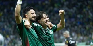 Palmeiras confirma superioridade em clássico estadual e mira títulos na reta final da temporada Flaco e Giay comemoram gol do Palmeiras durante partida contra o Corinthians no estádio do Palmeiras