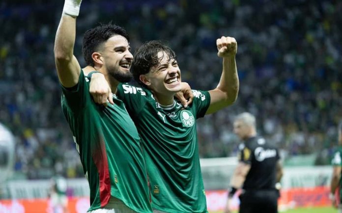 Flaco e Giay comemoram gol do Palmeiras durante partida contra o Corinthians no estádio do Palmeiras