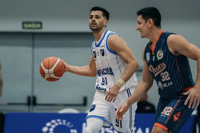 Jogador do Basket Osasco com a bola durante partida contra Unifacisa na Arena Unifacisa, Campina Grande, pela estreia do NBB 2026/2027