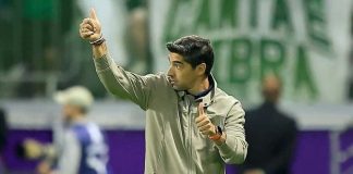 Torcida do Palmeiras questiona substituição de Flaco López na semifinal da Libertadores Abel Ferreira durante a semifinal da Libertadores entre Palmeiras e Fluminense no Nubank Parque