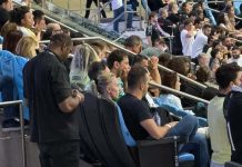 Empresário Marcos Lamacchia acompanha semifinal da Sul-Americana no Maracanã Público acompanhado em arquibancada do Maracanã durante a semifinal da Copa Sul-Americana entre Vasco e Boca Juniors, com destaque para o empresário Marcos Lamacchia na parte frontal da imagem, conforme relato da fonte.