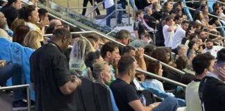 Empresário Marcos Lamacchia acompanha semifinal da Sul-Americana no Maracanã Público acompanhado em arquibancada do Maracanã durante a semifinal da Copa Sul-Americana entre Vasco e Boca Juniors, com destaque para o empresário Marcos Lamacchia na parte frontal da imagem, conforme relato da fonte.