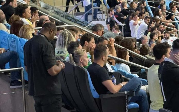 Público acompanhado em arquibancada do Maracanã durante a semifinal da Copa Sul-Americana entre Vasco e Boca Juniors, com destaque para o empresário Marcos Lamacchia na parte frontal da imagem, conforme relato da fonte.