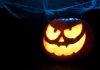 Centro Comercial Alphaville promove evento gratuito de Halloween em Barueri Abóbora de Halloween iluminada com decoração de teias de aranha ao fundo, simbolizando o clima do evento temático no Centro Comercial Alphaville, Barueri.