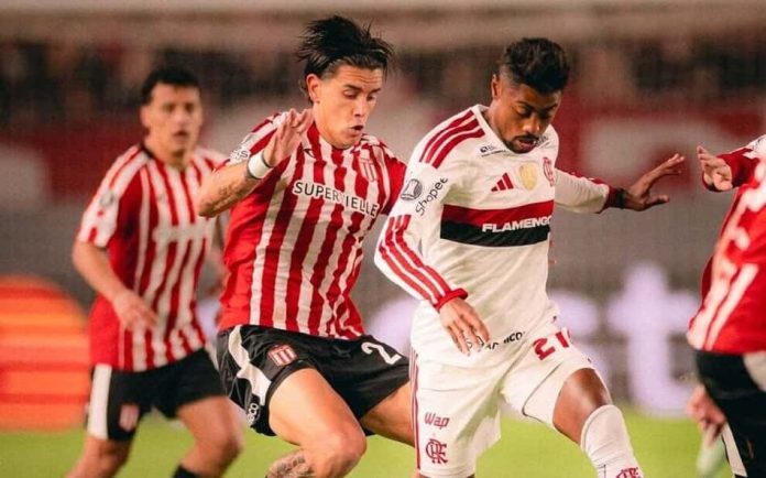 Momentos da partida entre Estudiantes e Flamengo realizada no Estádio Jorge Luis Hirschi, La Plata.