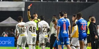 Neymar lamenta expulsão e critica aplicação da Lei Vini Júnior em jogo do Santos Neymar recebe cartão vermelho do árbitro durante partida entre Santos e Bahia na Vila Belmiro