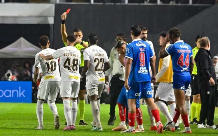 Neymar recebe cartão vermelho do árbitro durante partida entre Santos e Bahia na Vila Belmiro
