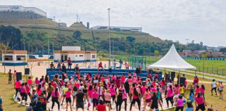 Itapevi realiza atividades gratuitas de saúde e bem-estar durante Outubro Rosa Atividade de zumba durante evento do Outubro Rosa realizado no Parque da Cidade, Itapevi. Foto de arquivo da Prefeitura Municipal de Itapevi.