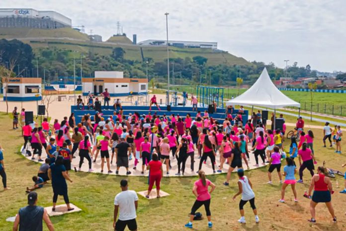 Atividade de zumba durante evento do Outubro Rosa realizado no Parque da Cidade, Itapevi. Foto de arquivo da Prefeitura Municipal de Itapevi.