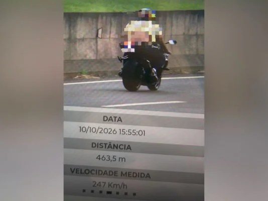 Motociclista é flagrado trafegando a 247 km/h em rodovia de Birigui, interior de São Paulo Radar da Polícia Militar Rodoviária registra motociclista trafegando a 247 km/h na Rodovia Deputado Roberto Rollemberg (SP-461), em Birigui, no interior de São Paulo